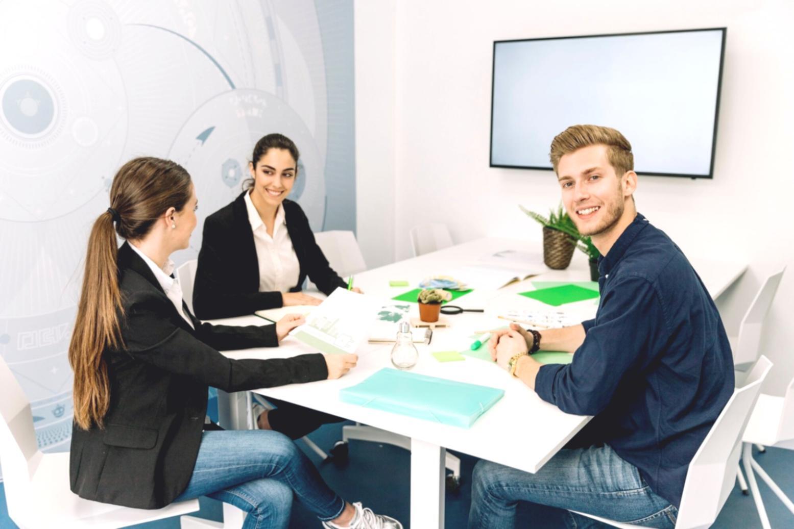 Personne travaillant sur ordinateur avec documents financiers