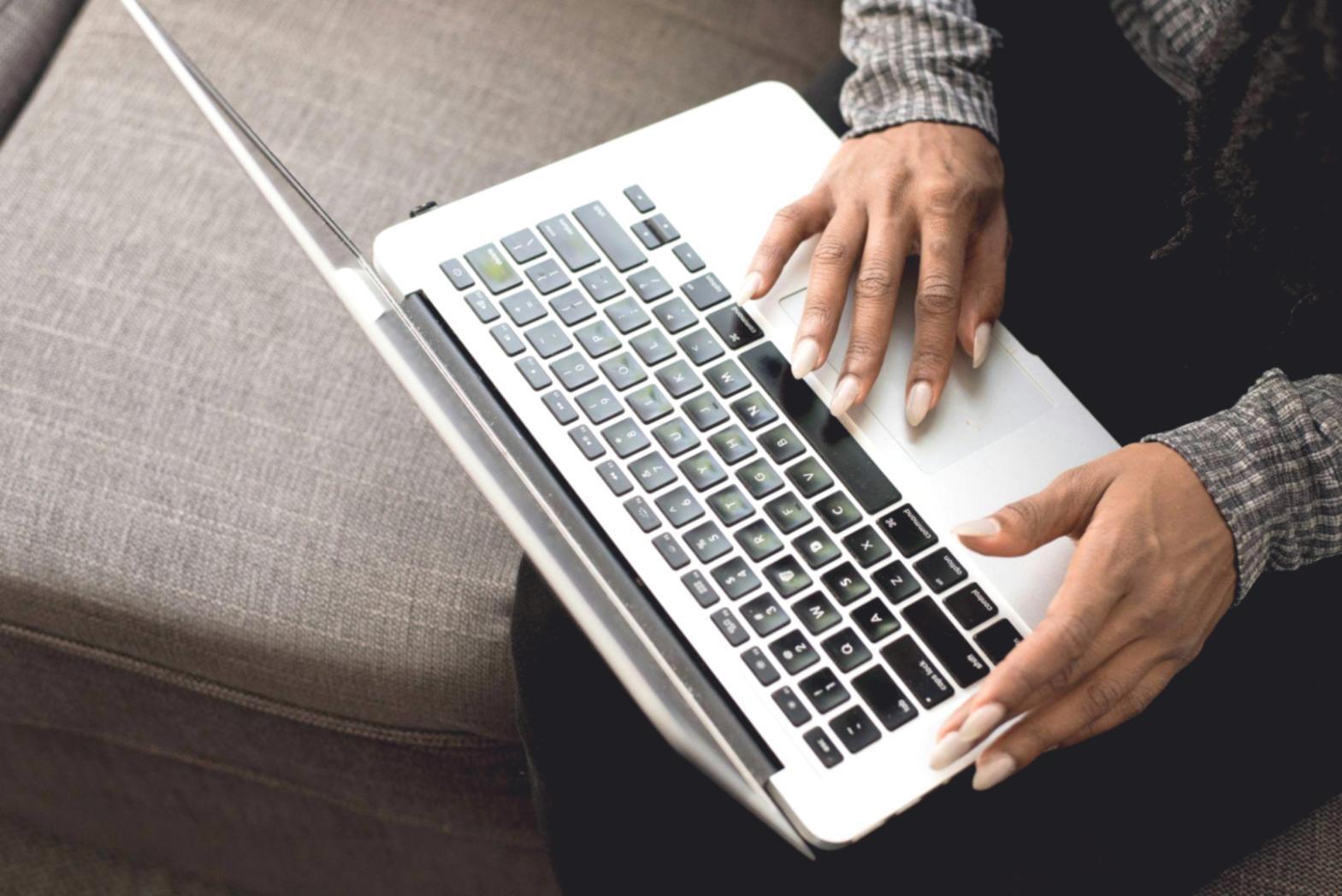 Espace de travail avec documents financiers et calculatrice